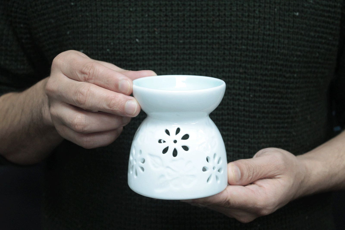 Anibe Lifestyle - Klassisk Vit Doftlampa - Blommönster med Turkos Skål