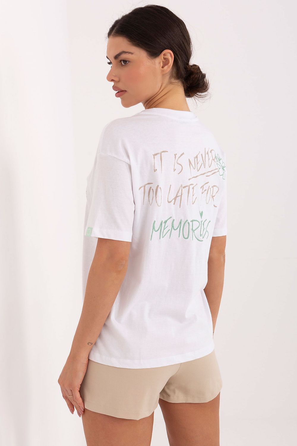 Anibe Lifestyle - Ledig t-shirt i bomull med broderi