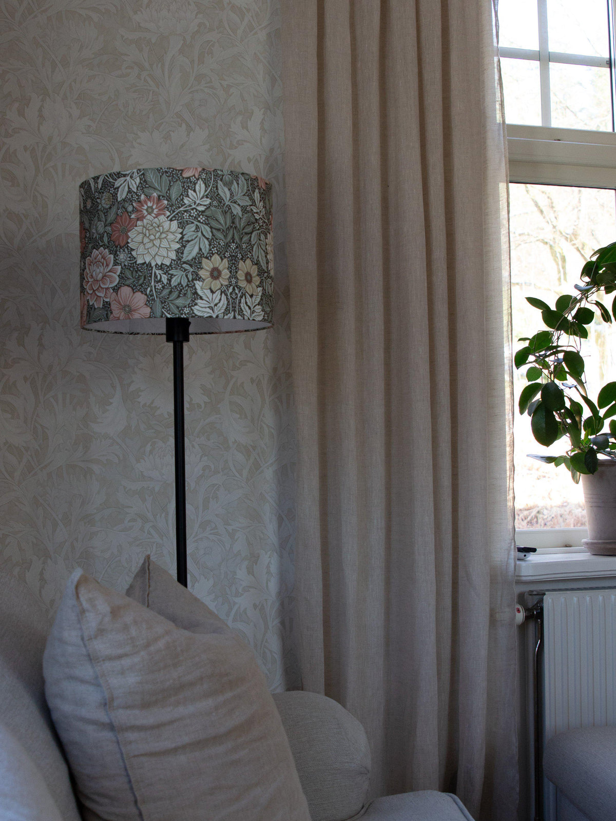 Anibe Lifestyle - Amy - Golvlampa Svart med Sara Dahlia skärm Grön 130cm