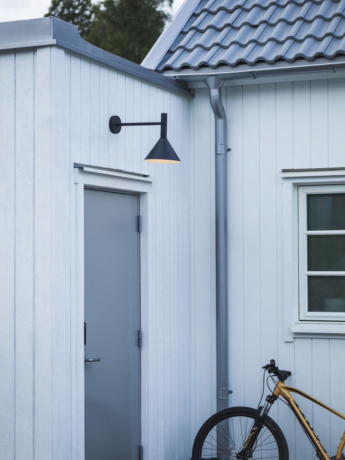 Anibe Lifestyle - Tripp - Fasadlampa Grå IP44