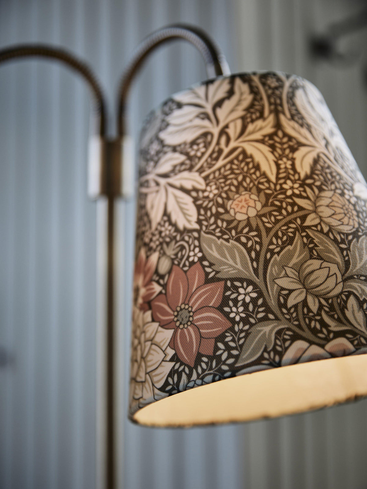 Anibe Lifestyle - Amy - Golvlampa Flex 2 Mässing med Dahlia skärm 150cm