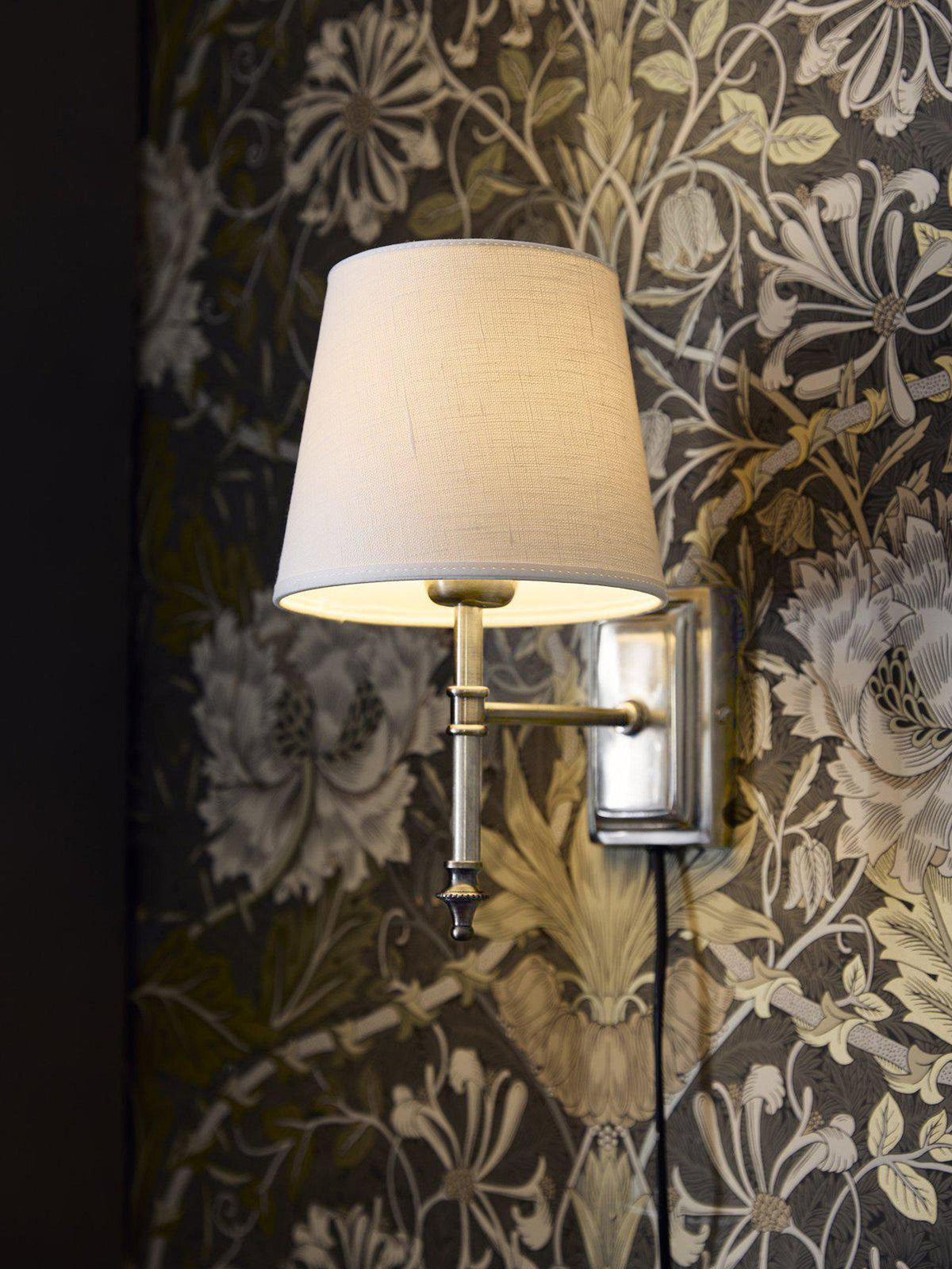 Anibe Lifestyle - Classic Vägglampa Krom Mia Vit IP20 27cm