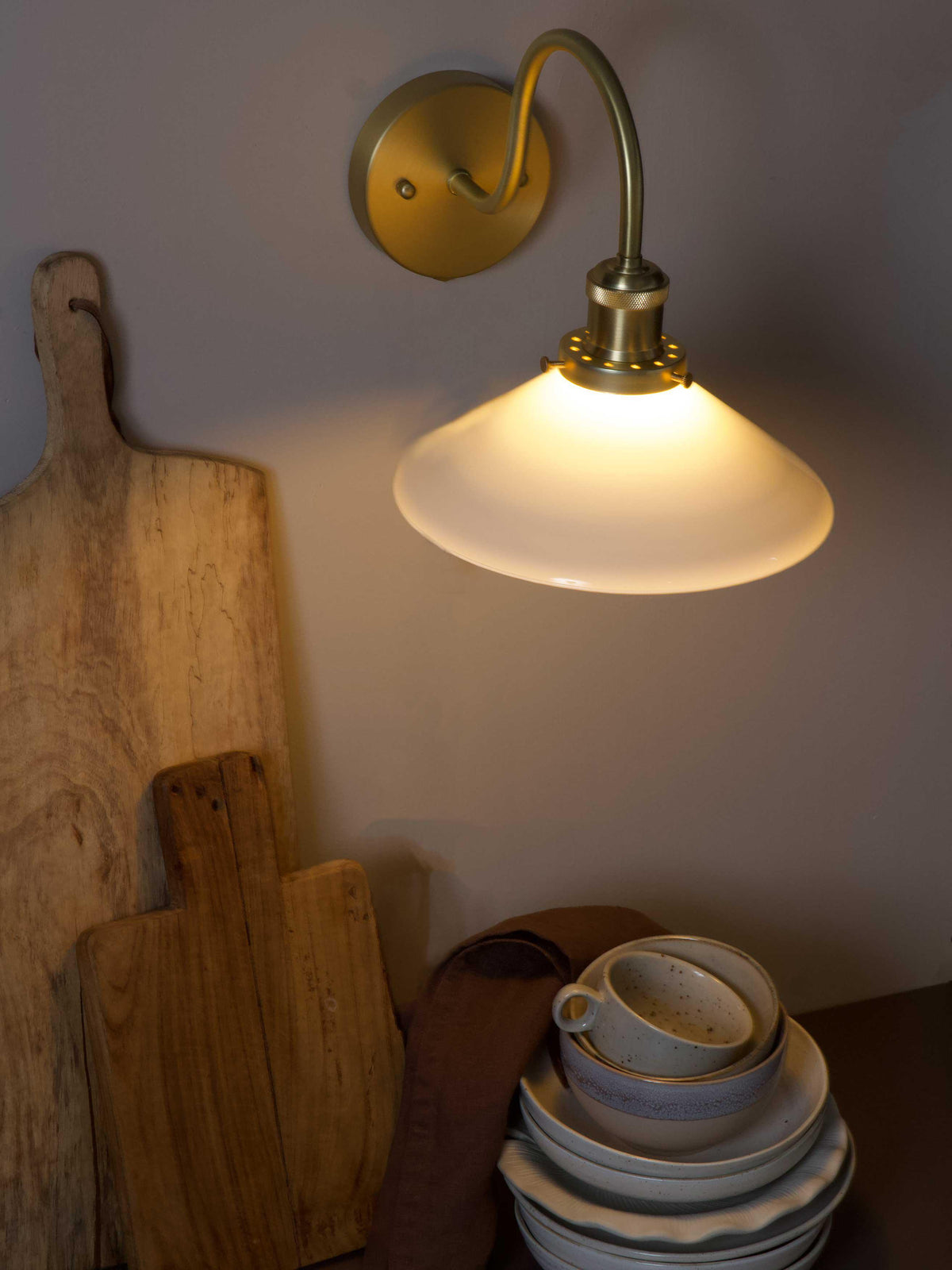 Anibe Lifestyle - August Vägglampa Mässing Opal IP23 25cm