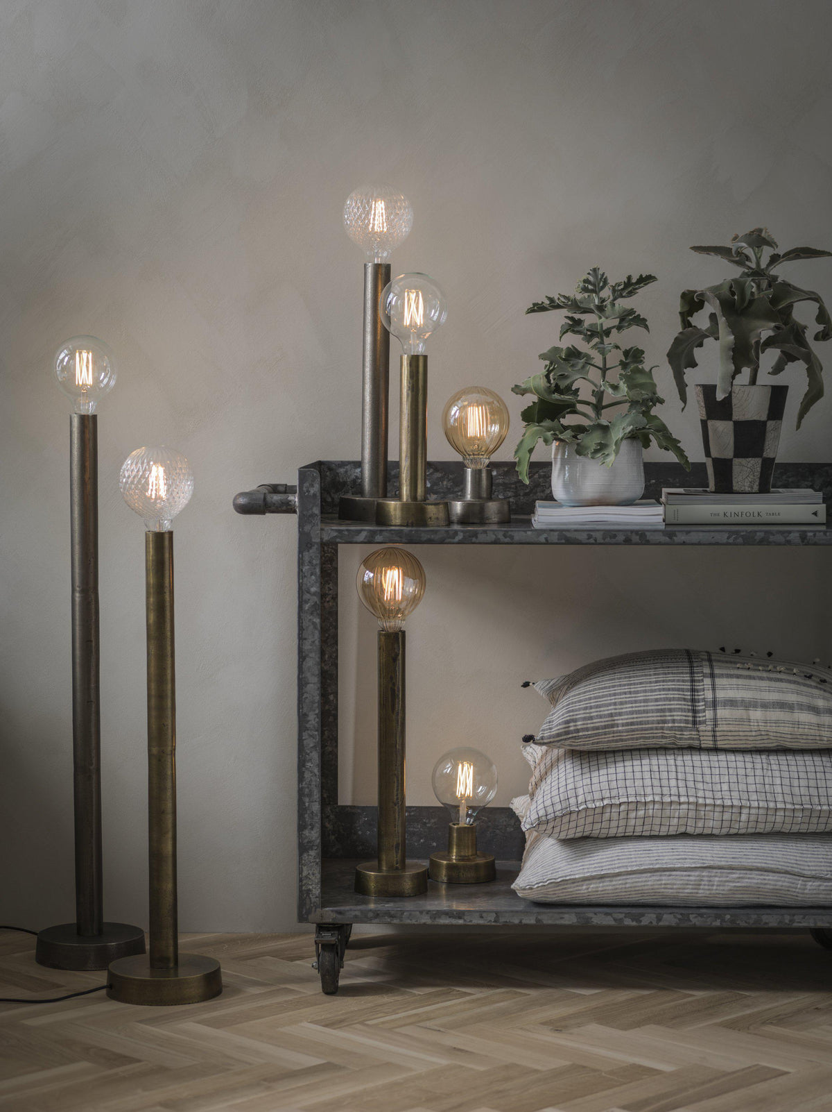 Anibe Lifestyle - Notice Bord/Golvlampa Råmässing 80cm