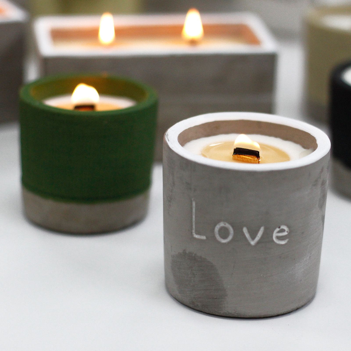 Anibe Lifestyle - Doftljus i betong – Love – Purple Fig & Cassis