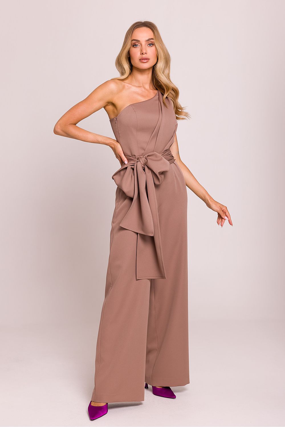 Anibe Lifestyle - Asymmetrisk byxdress med axeldetalj och sidoscarves