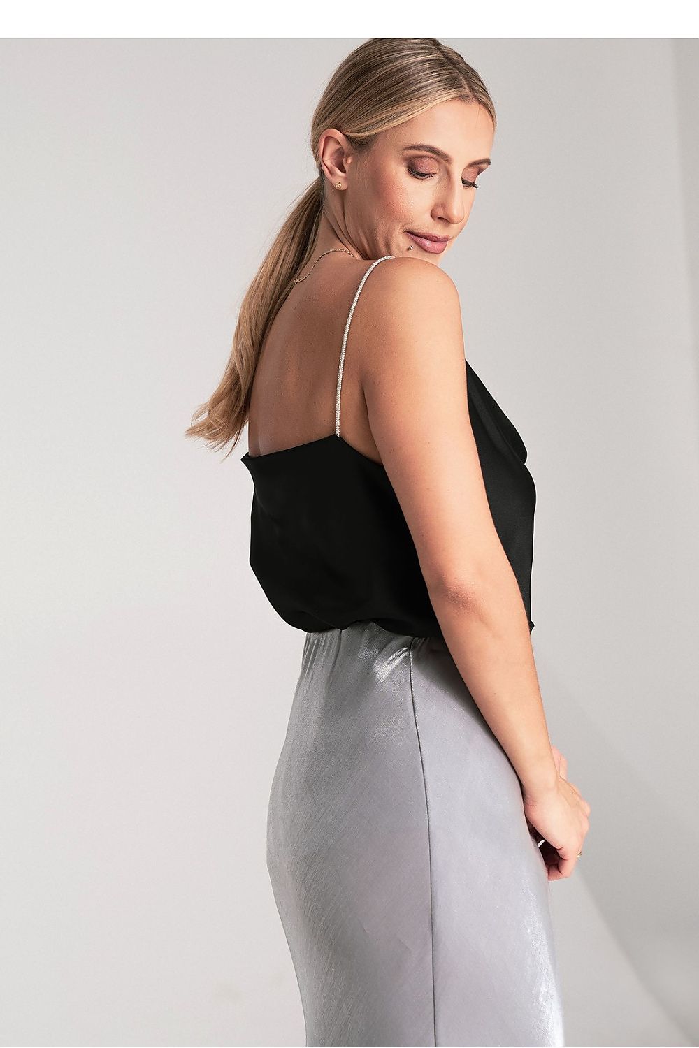 Anibe Lifestyle - Satintopp med glittrande kristallband