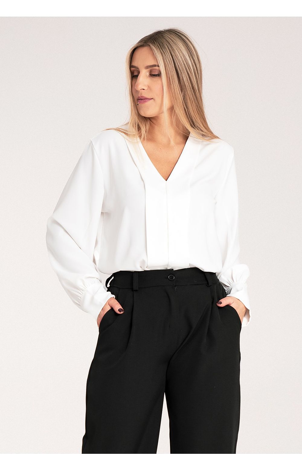 Anibe Lifestyle - Satinblus med V-ringning och knapp