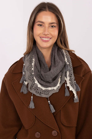 Anibe Lifestyle - Trekantig scarf med spets och pärlfransar