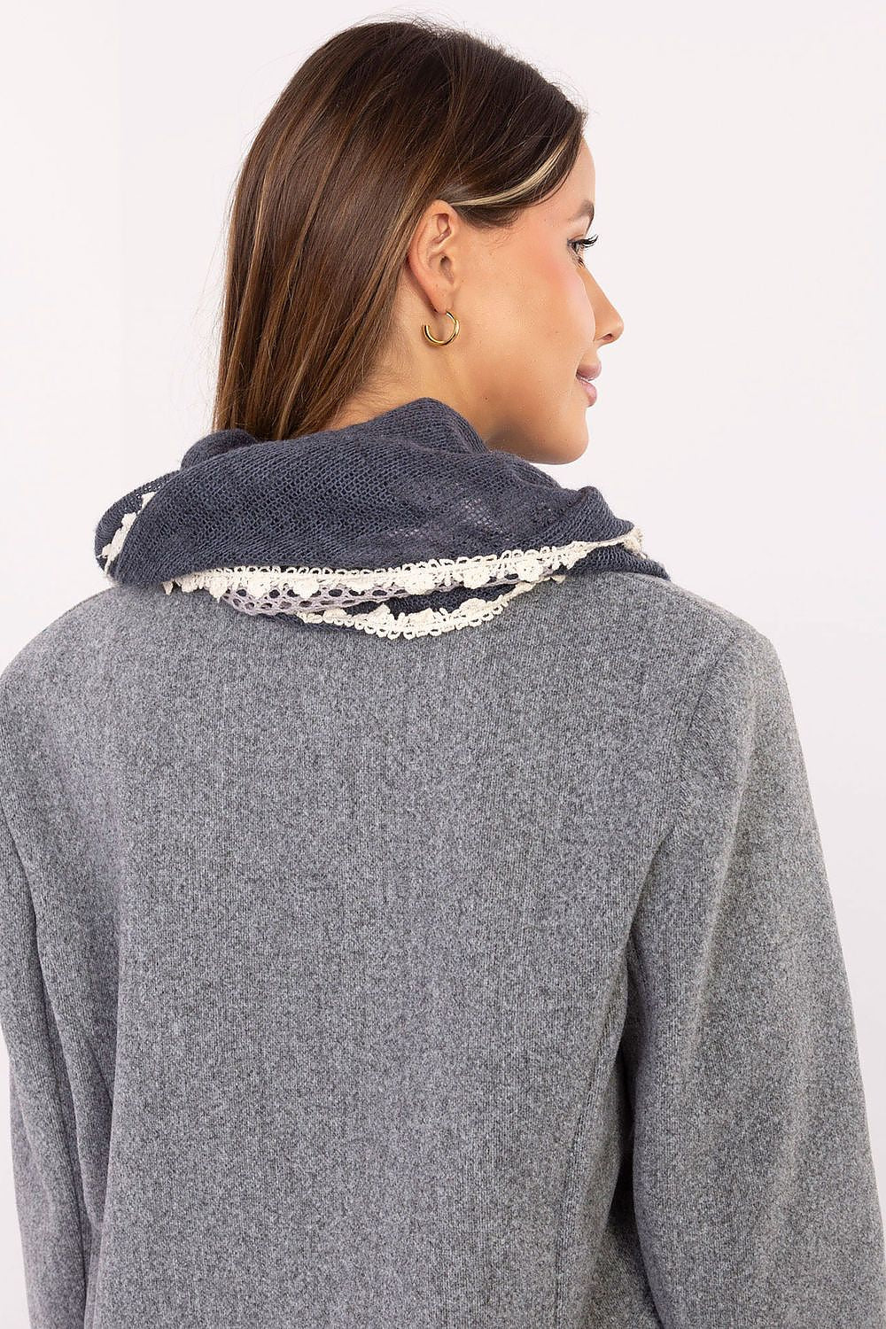 Anibe Lifestyle - Trekantig scarf med spets och pärlfransar