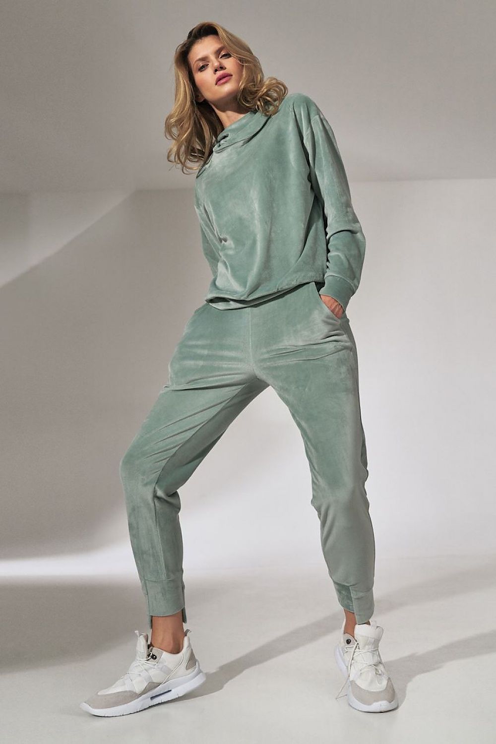 Anibe Lifestyle - Mjukisbyxor i velour med fickor och asymmetrisk mudd