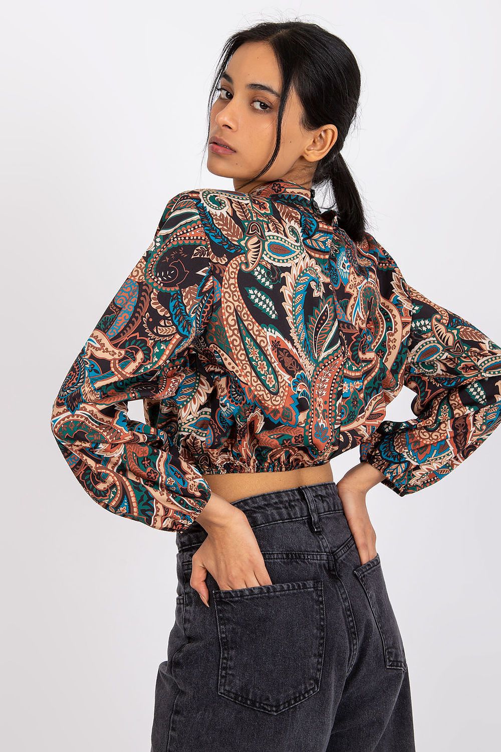 Anibe Lifestyle - Kort blus med ståkrage och lång ärm